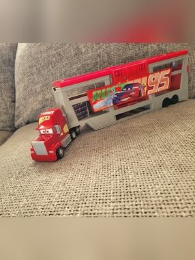 Cars- Lightning McQueen Convertible Mack the Semi Mobile Shop W/ Inside Play